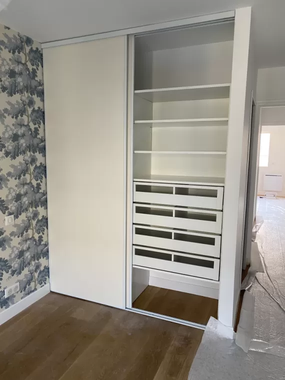 Création et installation sur mesure d’un dressing à Cagnes-sur-Mer par une ébéniste artisanale, Vence, Cocon d’Ébène